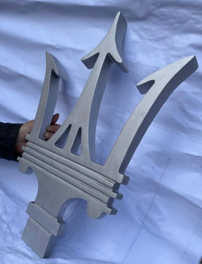 maserati trident made in aluminum kg 7.5 90cm x 63 cm